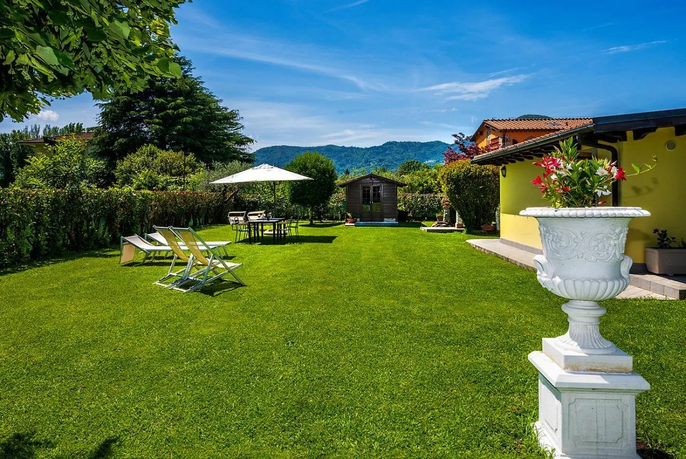B&B Il Giardino Dei Poeti And Apartaments Lucca 2*,